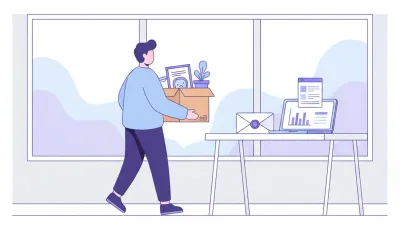 Empleado con una caja de cartón con sus pertenencias caminando en una oficina, junto a un escritorio con un sobre y una notebook, ilustración de un despido laboral