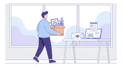 Empleado con una caja de cartón con sus pertenencias caminando en una oficina, junto a un escritorio con un sobre y una notebook, ilustración de un despido laboral