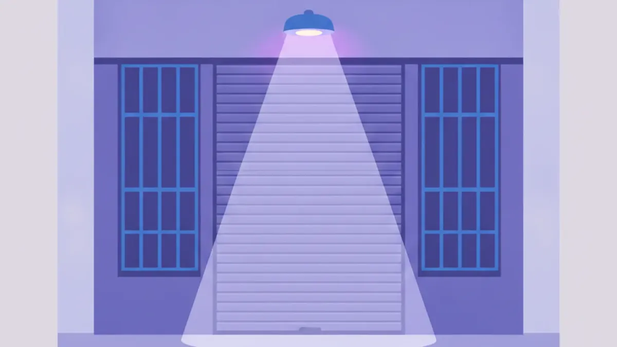 Ilustración del frente de un local de noche con la persiana metálica baja, rejas en la vidriera y un foco de luz encendido sobre la entrada